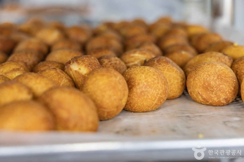 Tongyeong's Honey Bread Street